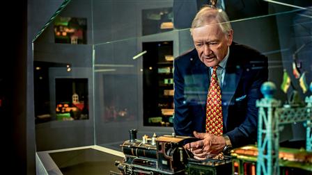 Hans-Peter Porsche in front of a model of a locomotive